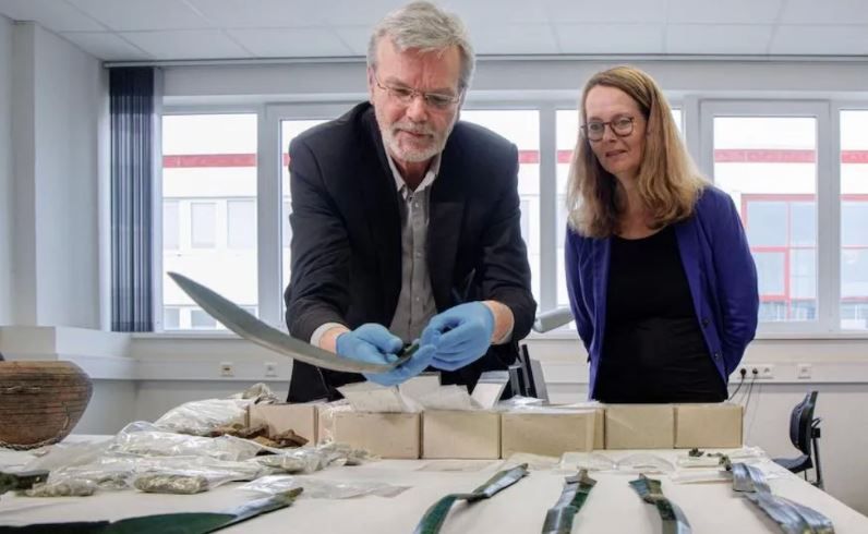 Археолог та міністр науки і культури Німеччини розглядають останні знахідки.