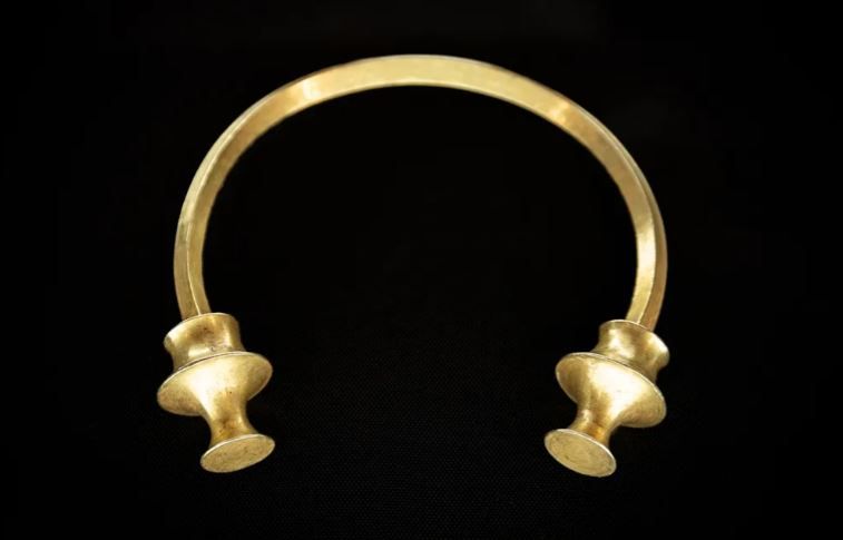 Такі жорсткі шийні каблучки або браслети виготовляли кельти в Іспанії. Він називається - торк.