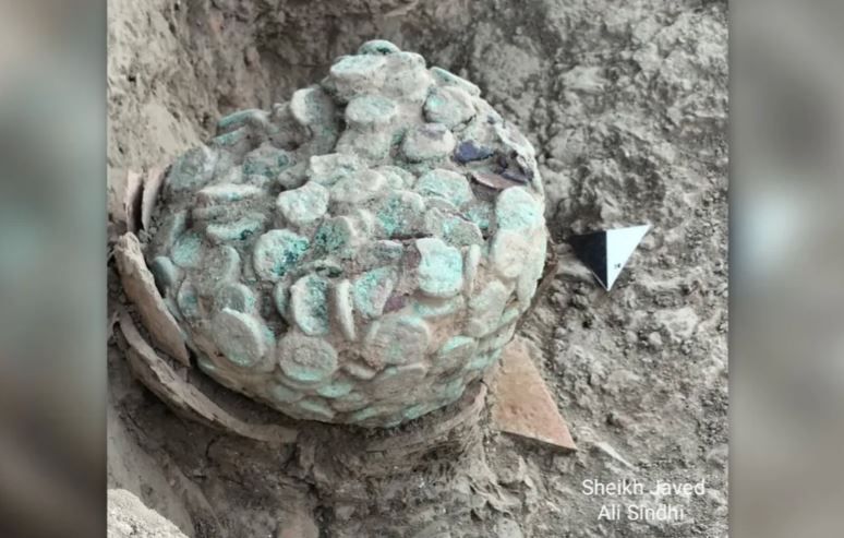 Скарб мідних монет злився після століть корозії в єдиний шматок, який важить близько 5,5 кілограм. 