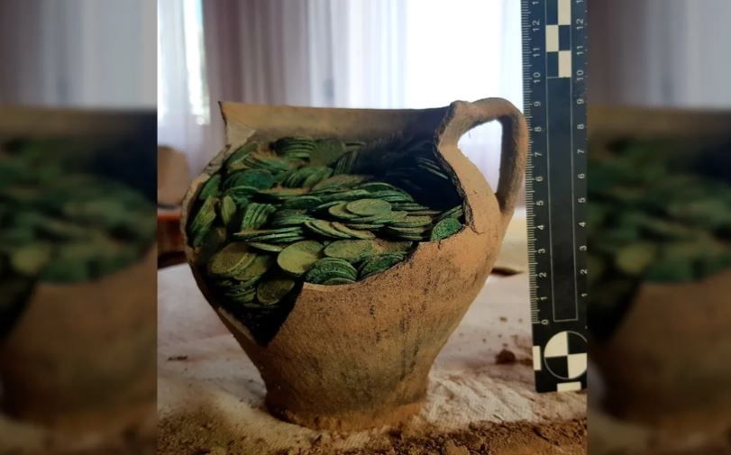 Археологи вважають, що глиняний глечик з монетами навмисно закопали в польському хуторі у другій половині XVII століття.