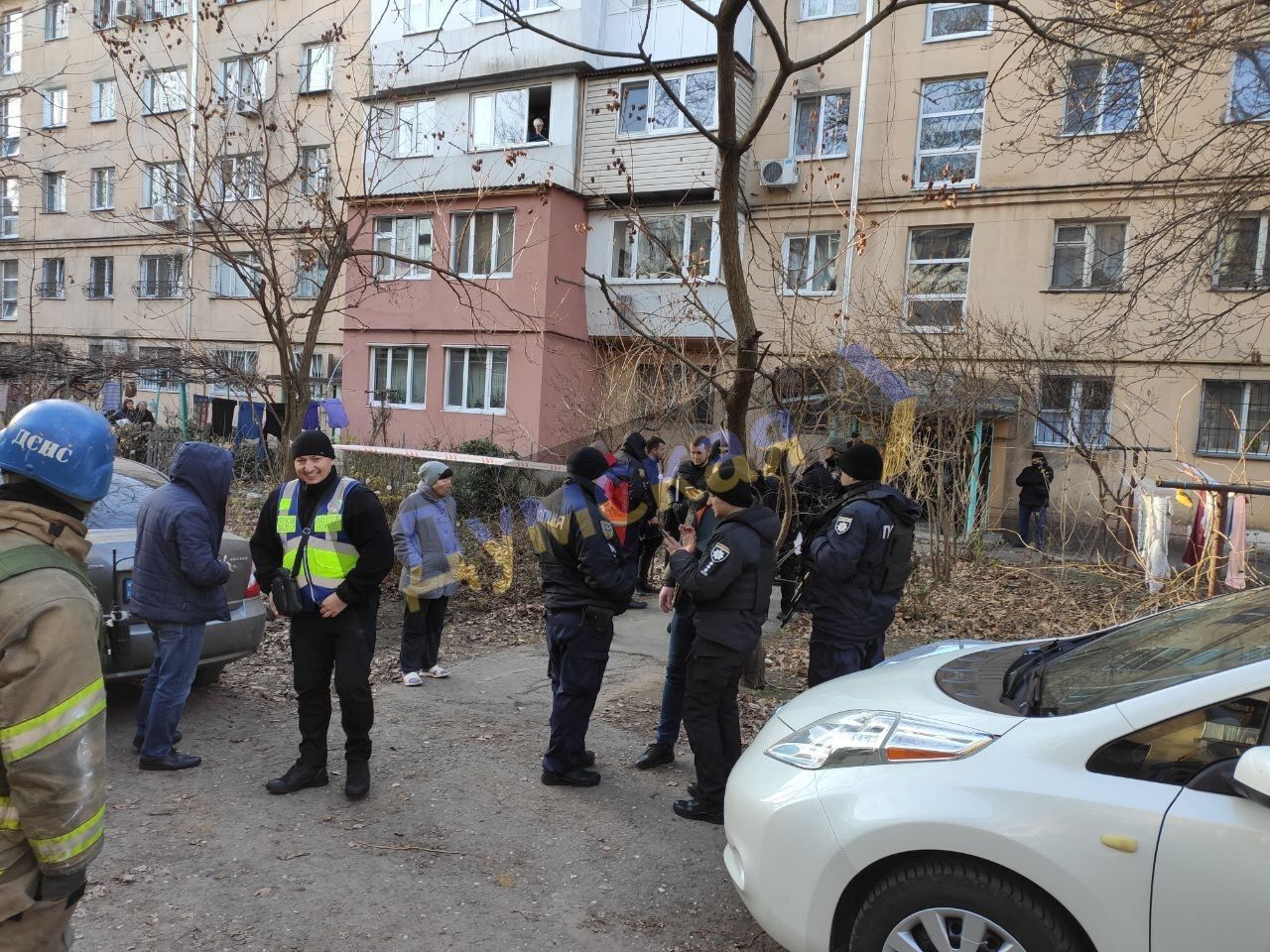 В здании дебошира дежурят правоохранители В здании дебошира дежурят правоохранители