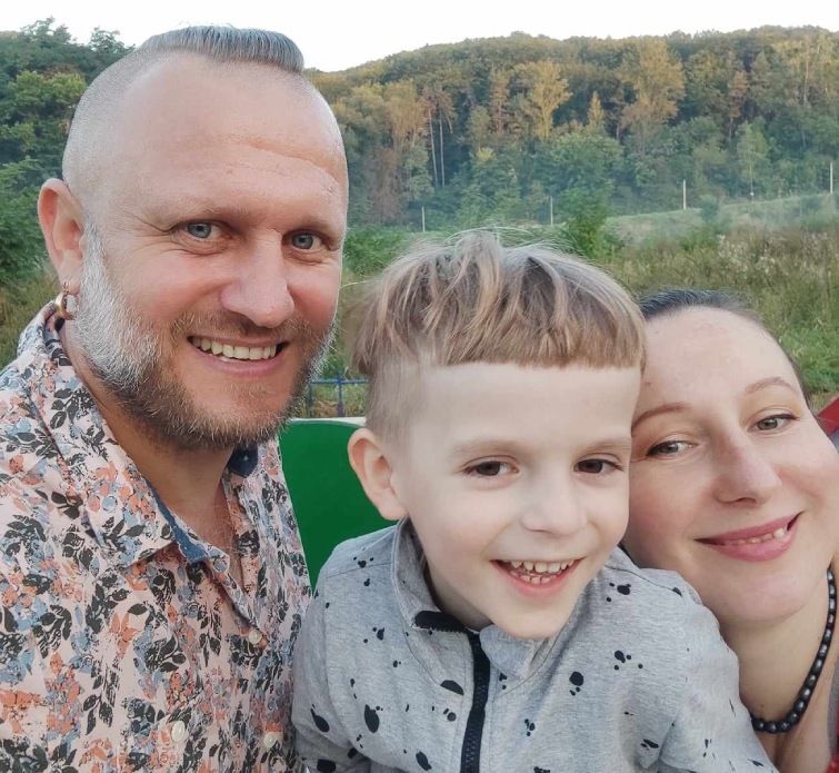 Віктор Пашник з дружиною Маріанною Вахняк та сином Велесом