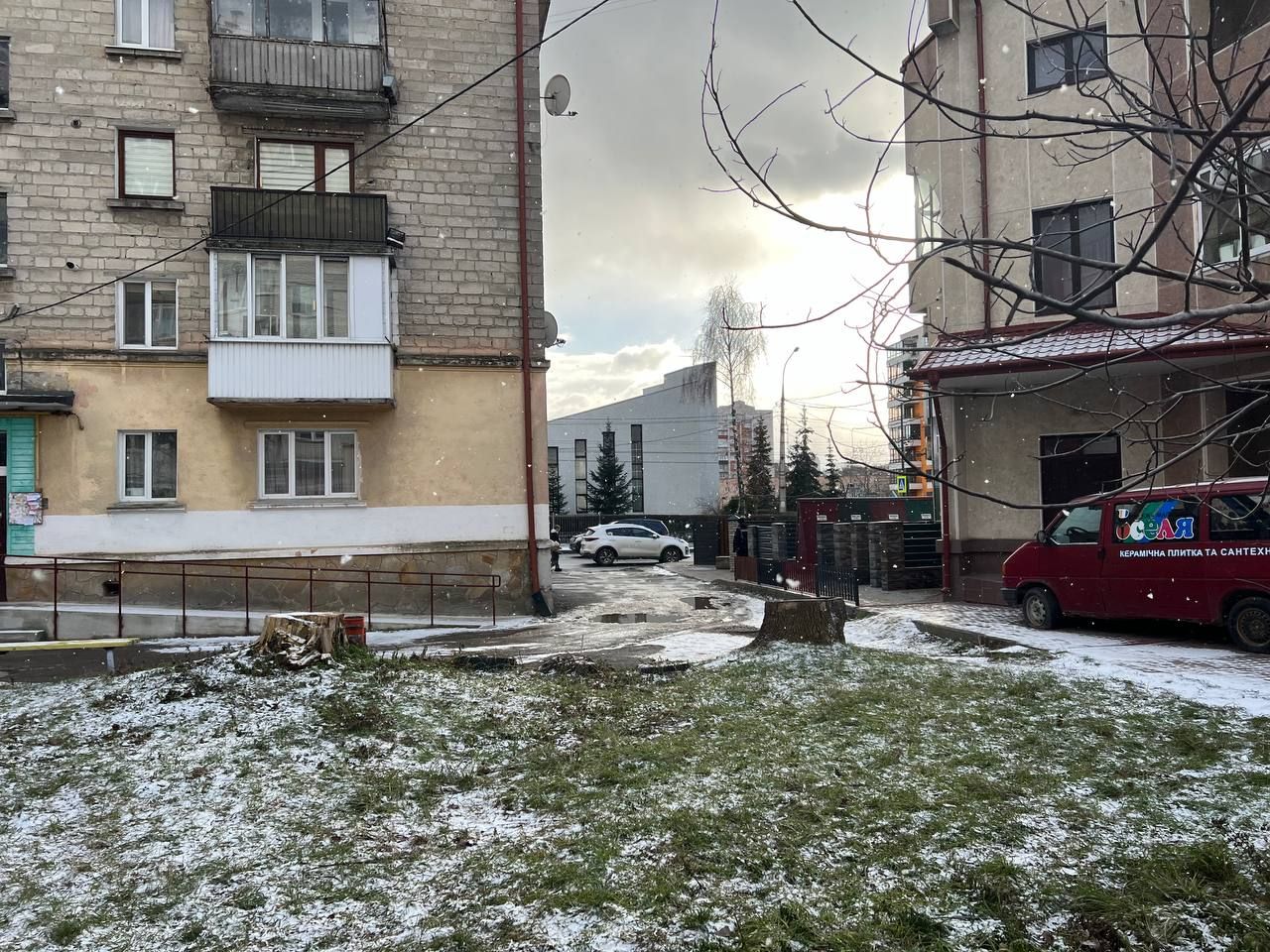 Замерзшего и избитого мужчину нашли во дворе дома