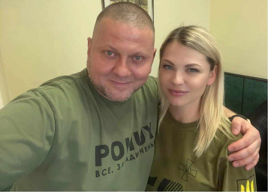 Скандальная помощница Залужного, которая советовала "лучше умирать на фронте", оказалась экссолисткой российских ВИА "Сливки". На это отреагировал сам головком 1