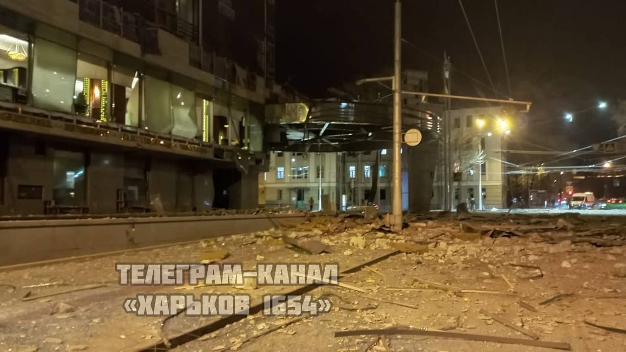 Росіяни обстріляли центр Харкова: влучили в елітний готель, пошкоджена цивільна інфраструктура 3
