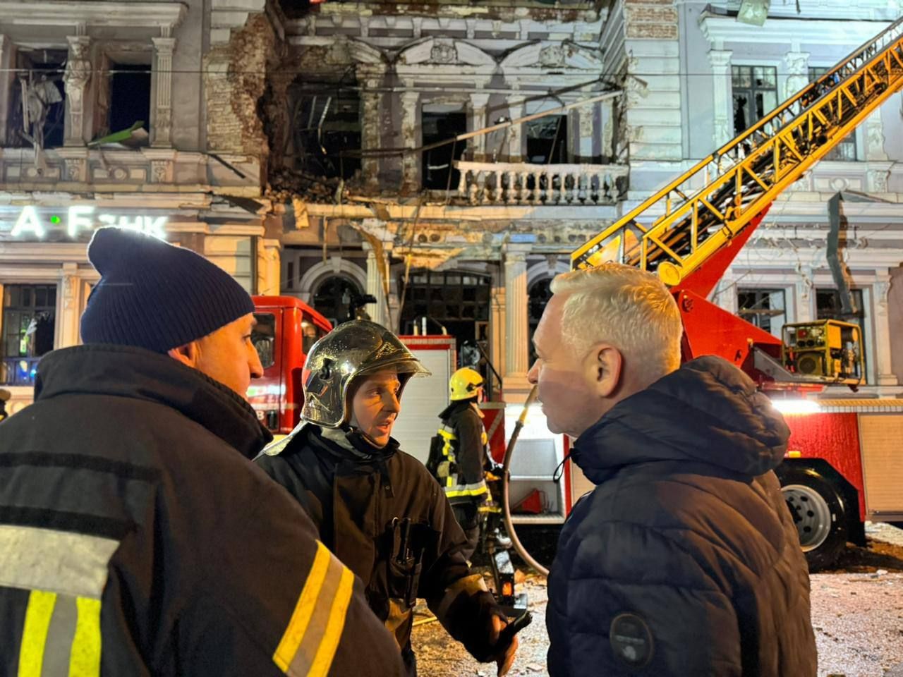 Мэр Харькова показал последствия ночной атаки "Шахедов" на город - фото 1