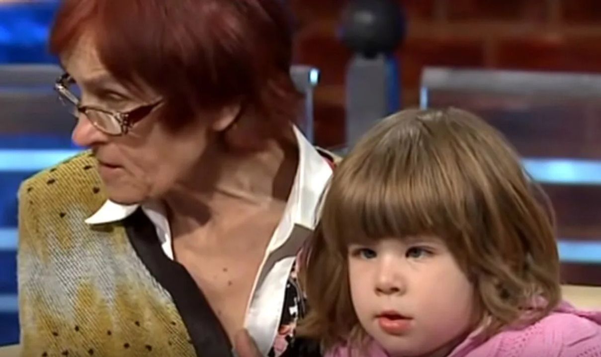 Мать высмеивала косоглазие девочки