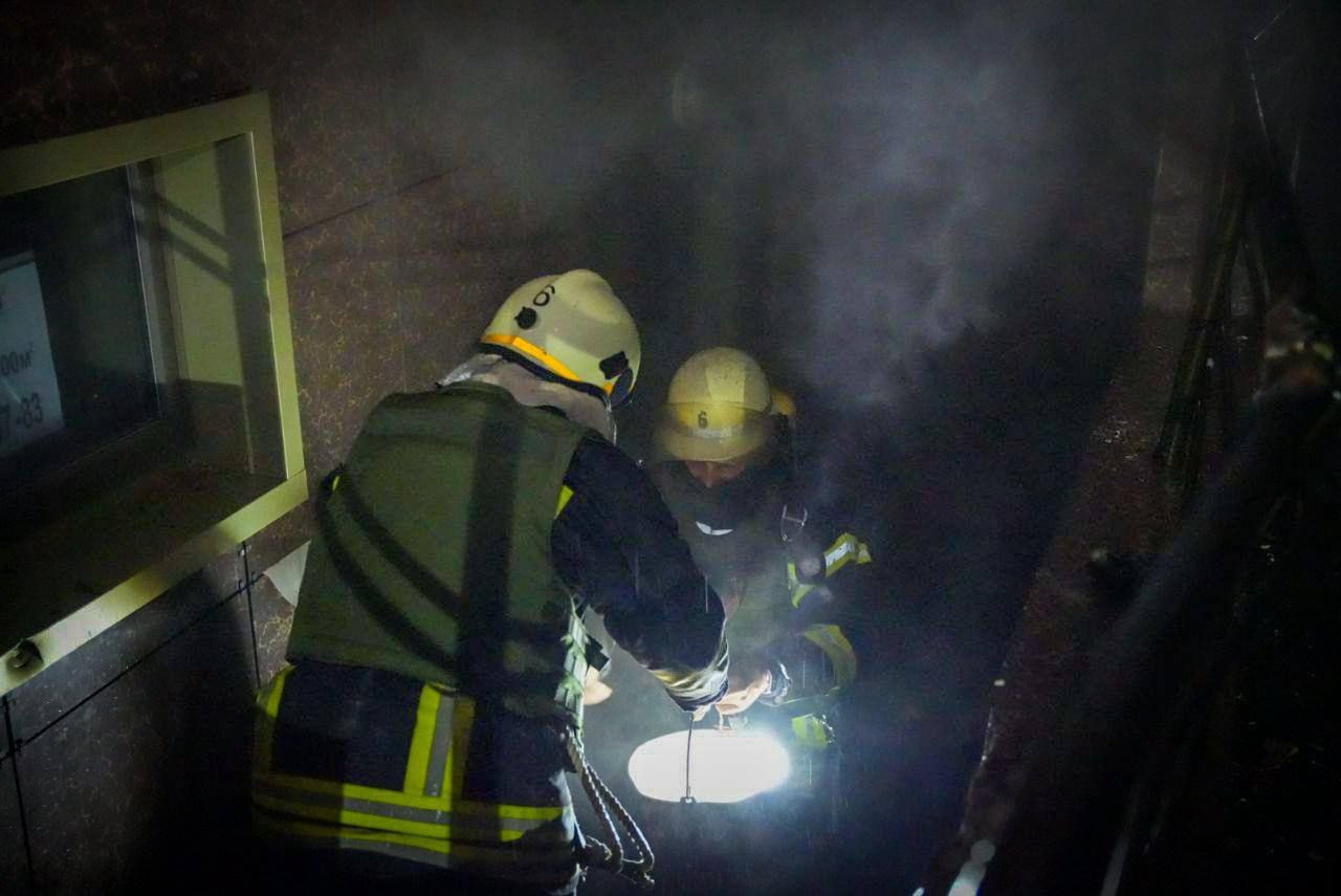 Пожежники та рятувальники працюють на місці влучань. Фото: Олег Кіпер Пожежники та рятувальники працюють на місці влучань. Фото: Олег Кіпер