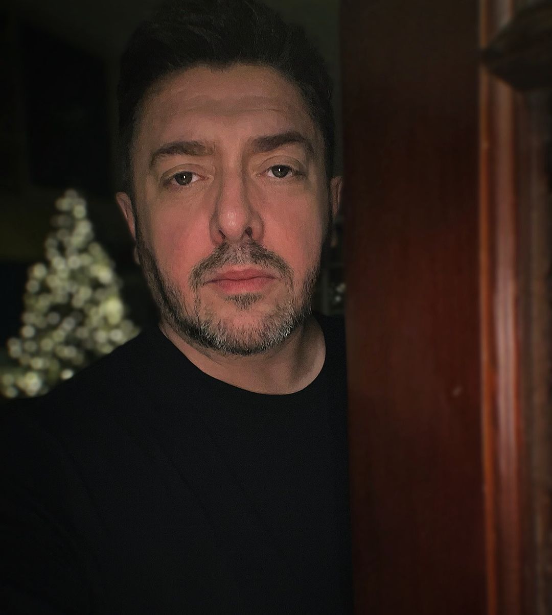 Алексей Суханов на фоне новогодней елки Алексей Суханов на фоне новогодней елки