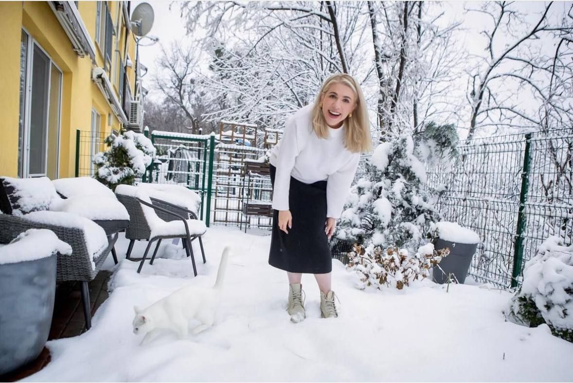 Кіра Рудик на подвір'ї свого таунхаусу