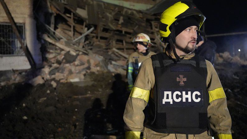 Росіяни поцілили ракетою по школі у Харкові: частина будівлі зруйнована (фото) 1