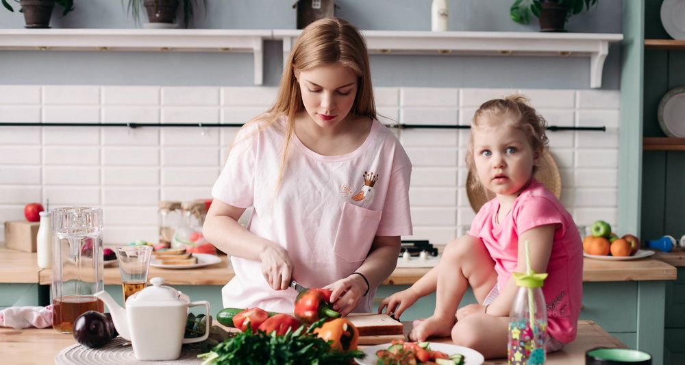 Полезные пищевые привычки нужно прививать с детства.