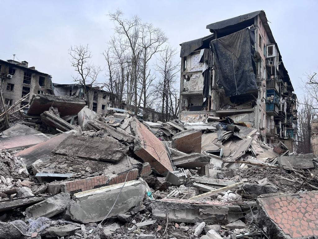 Чотири ракети в один будинок: росіяни убили й пранили людей в Авдіївці - фото 1