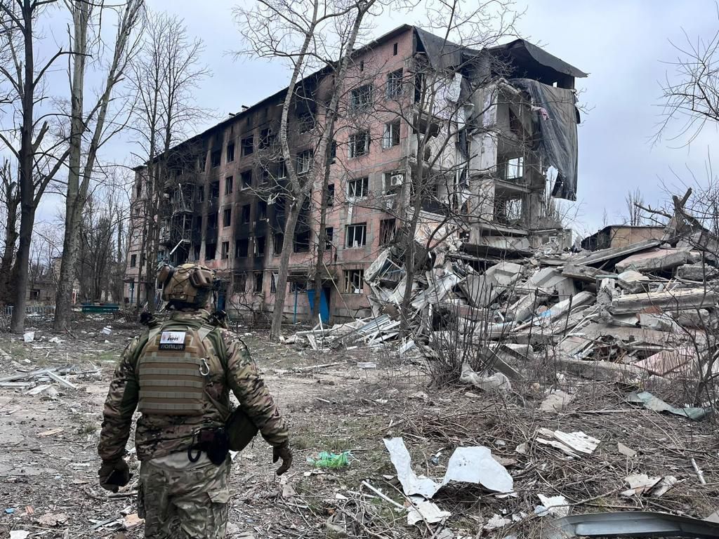 Чотири ракети в один будинок: росіяни убили й пранили людей в Авдіївці - фото 2