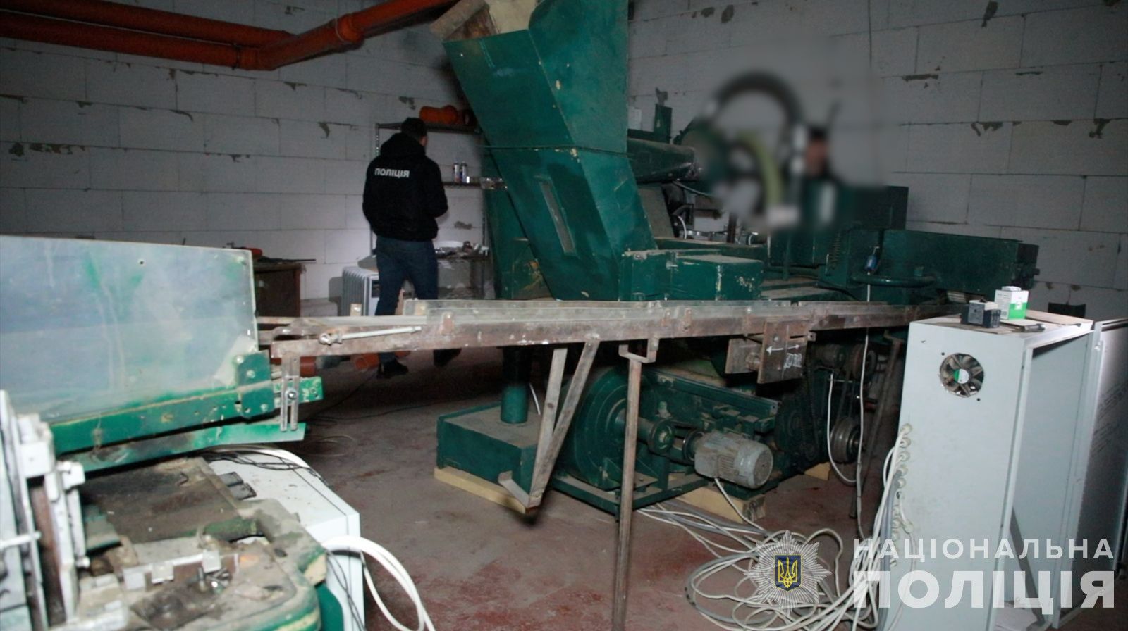 В бывшей воинской части Черкасской области нашли подпольный табачный цех: заработали 20 млн грн – фото и видео 1