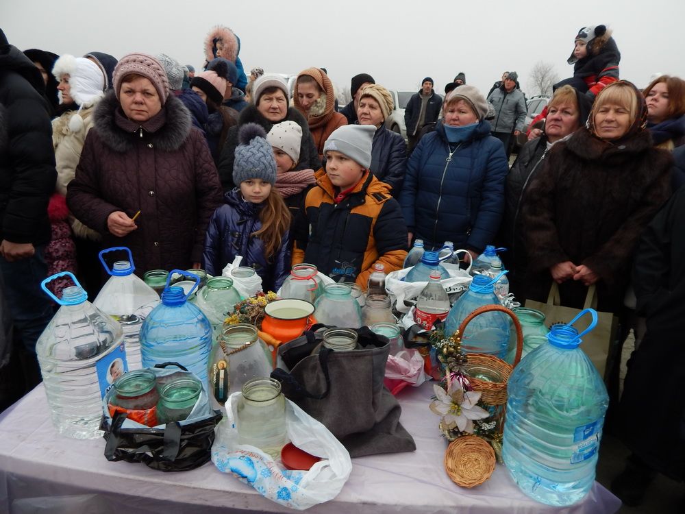 Принесену з храму воду краще перелити у скляні ємності. Принесену з храму воду краще перелити у скляні ємності.