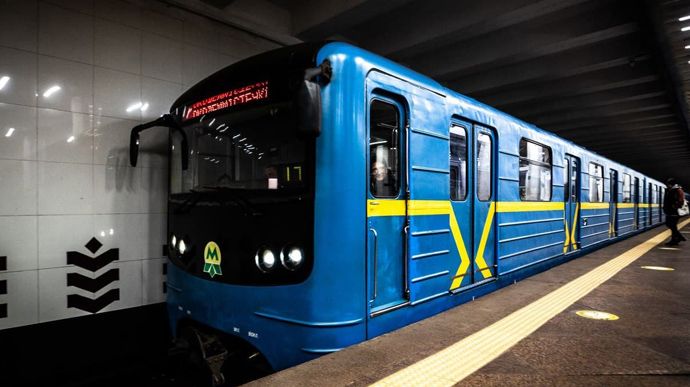 Первой в мире городской подземкой стало Лондонское метро, построенное по проекту Чарльза Пирсона и открытое 10 января 1863 Первой в мире городской подземкой стало Лондонское метро, построенное по проекту Чарльза Пирсона и открытое 10 января 1863