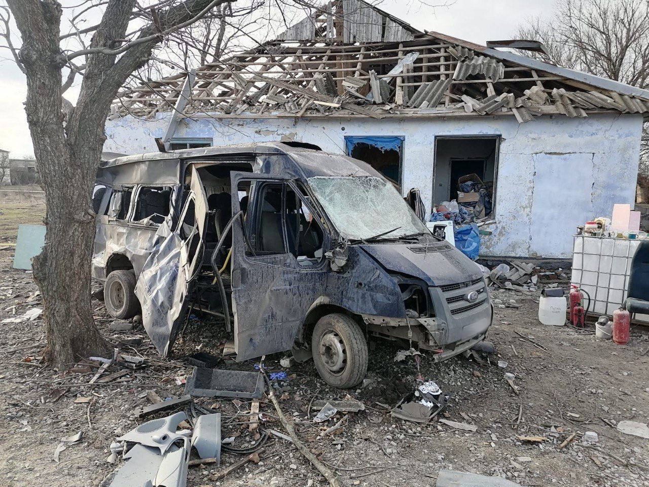 Згоріла після вибухів автівка Згоріла після вибухів автівка