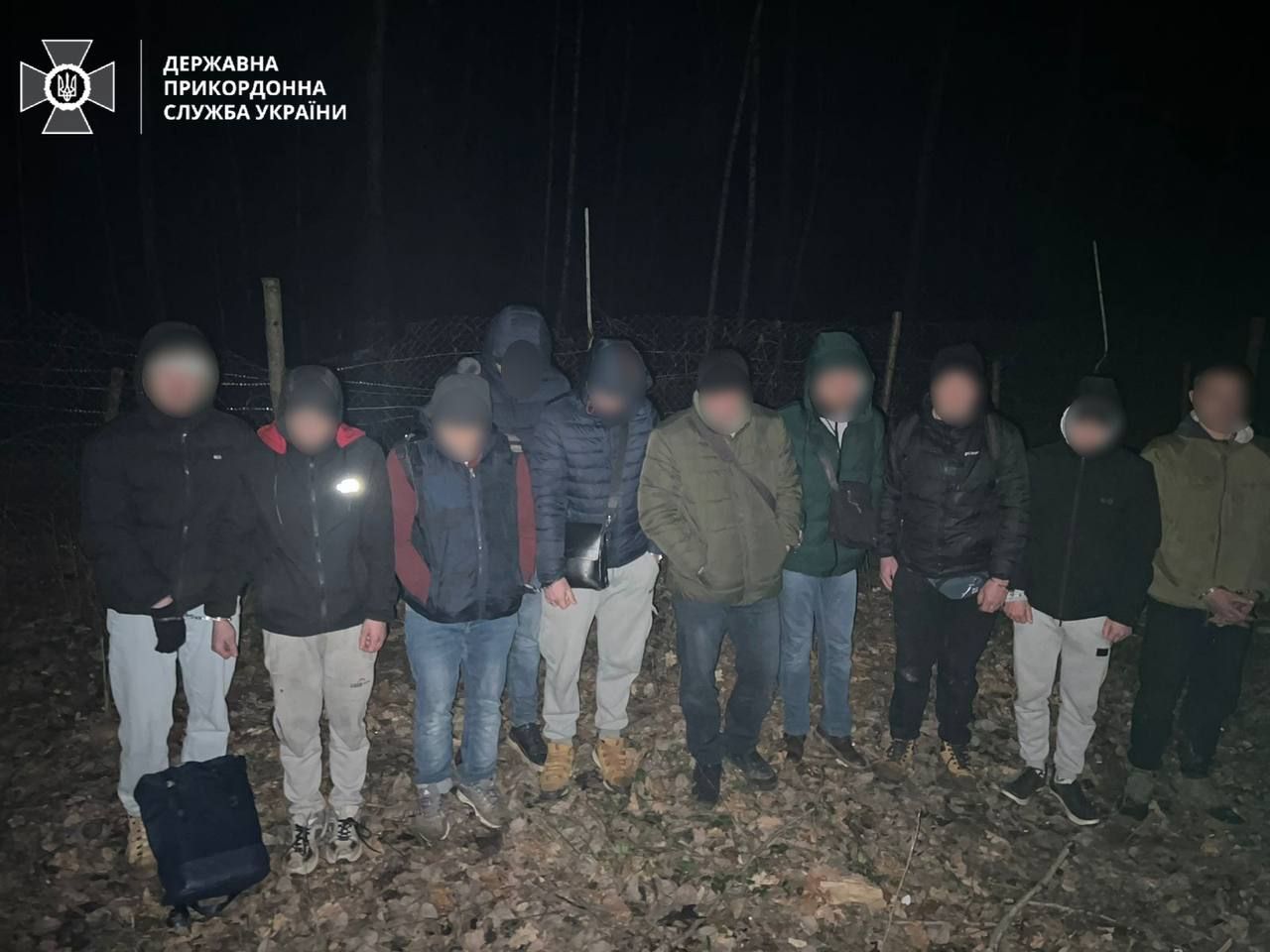Прикордонники пострілами зупинили десятьох українців, які перелізали через огорожу до Румунії - фото 1