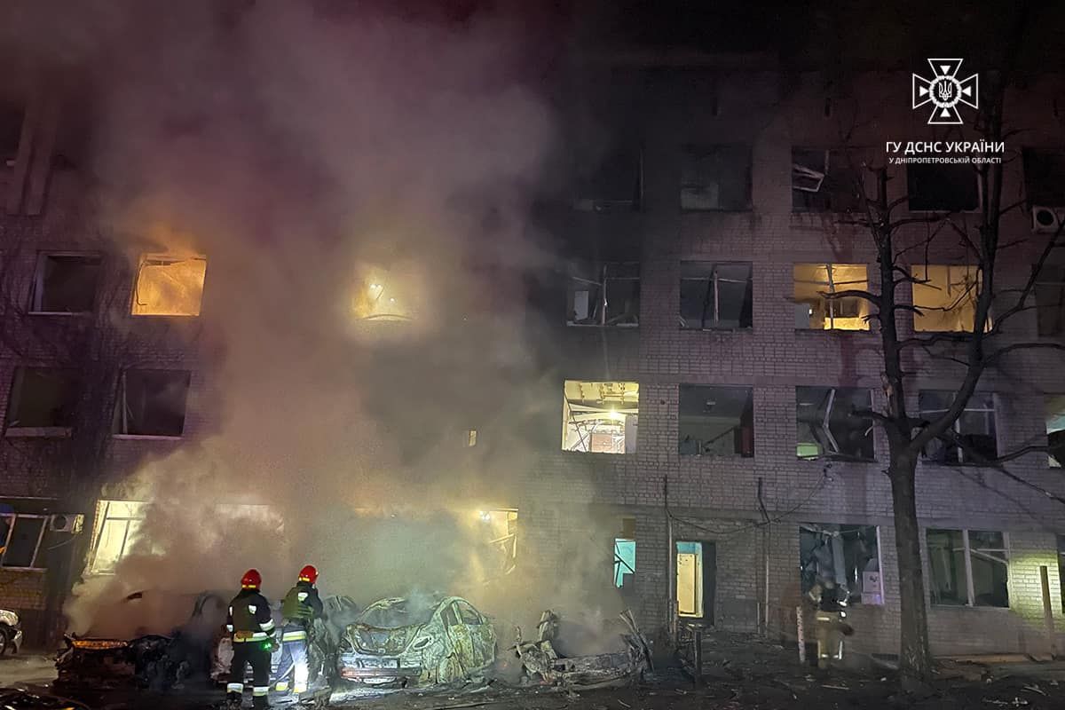 Атака "Шахедів" на Дніпро: рятувальники показали кадри руйнувань з місця влучання 1