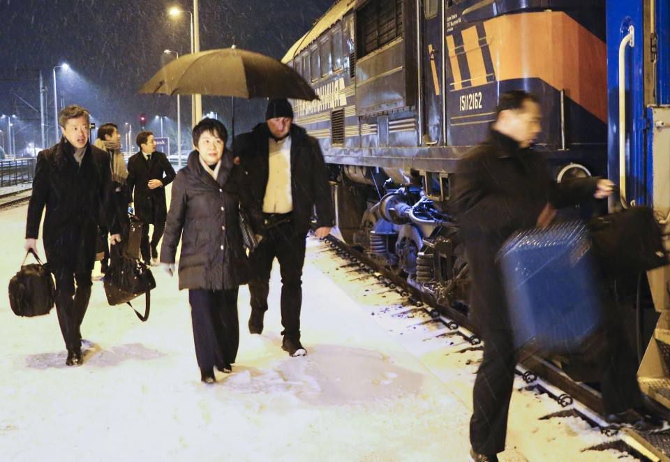 Глава МИД Японии прибыла в Киев с подарком: первые подробности визита 1