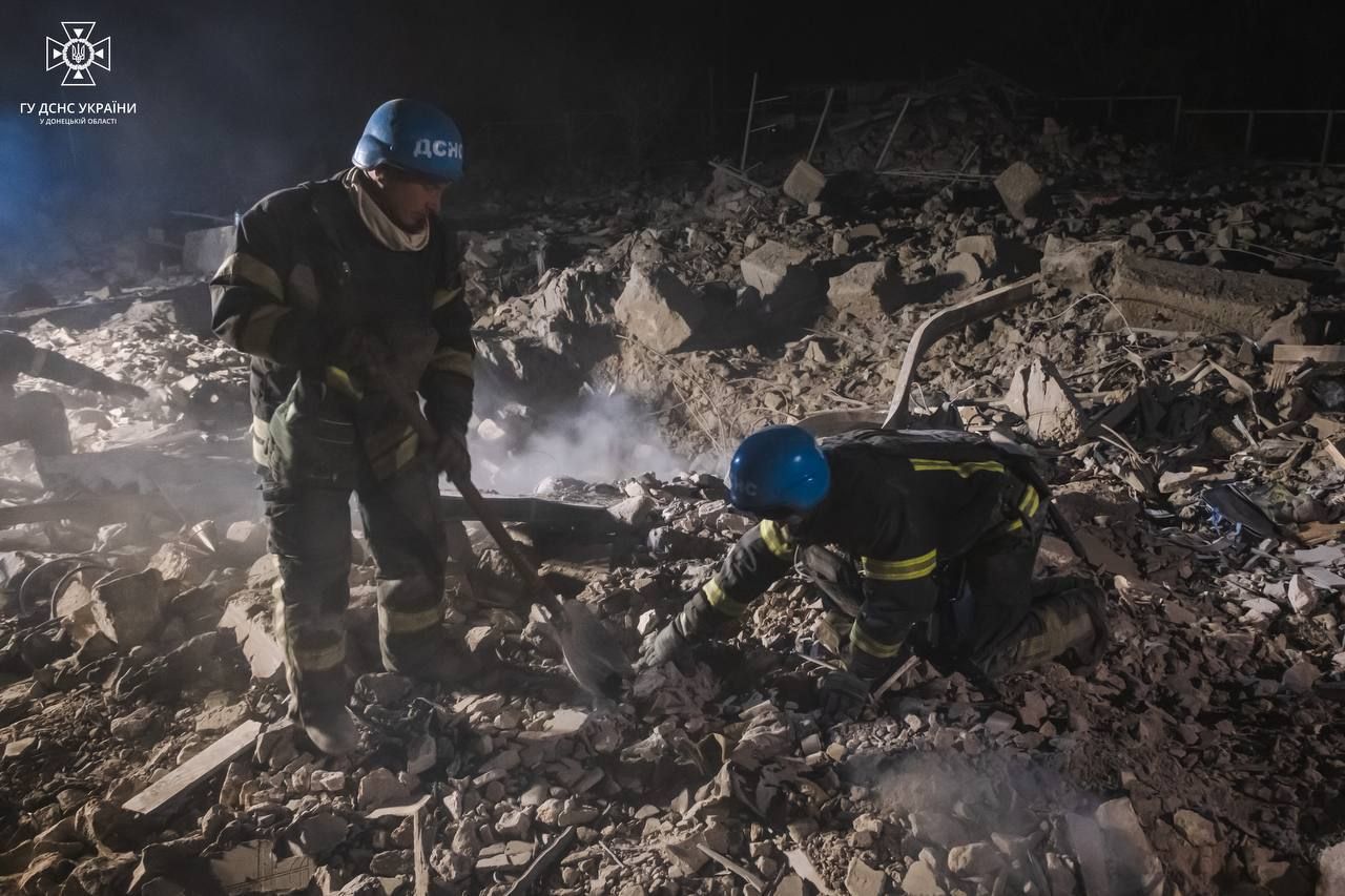 Рятувальники розбирають завали після атаки рф по Покровському району. Фото: МВС України Рятувальники розбирають завали після атаки рф по Покровському району. Фото: МВС України