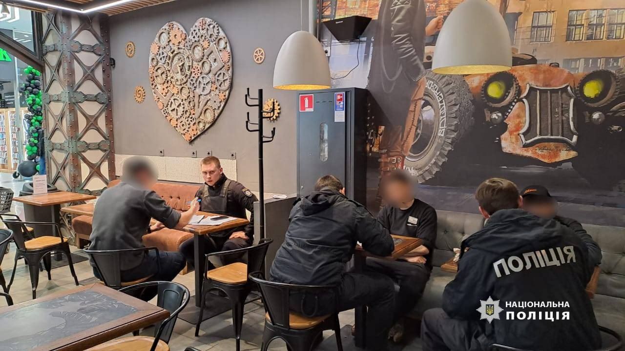 В ТРЦ Харькова мужчина устроил стрельбу: что известно – видео инцидента 1