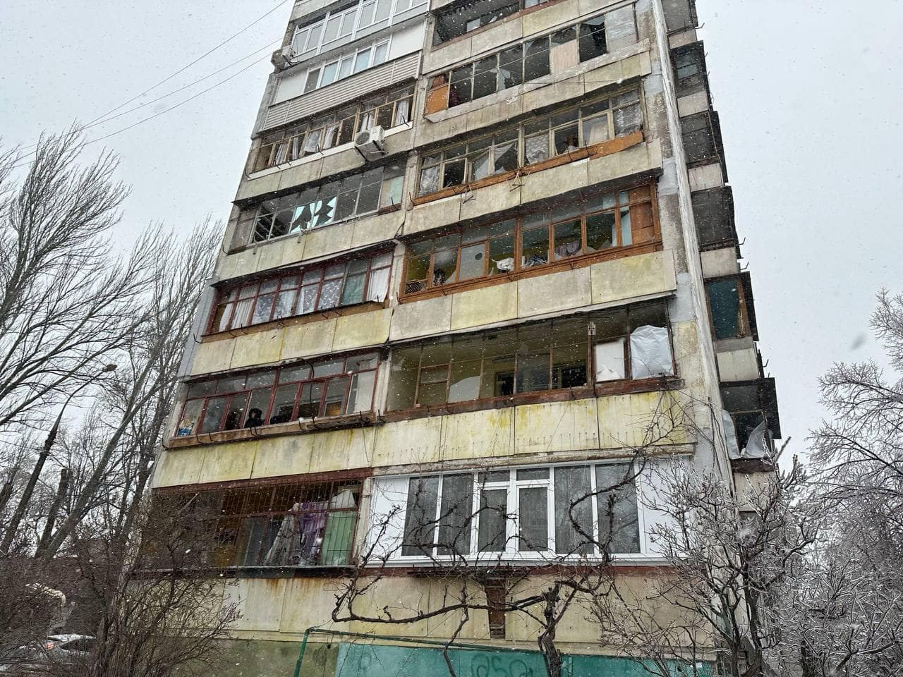 Вибухова хвиля та уламки пошкодили багатоповерхівки в Запоріжжі Вибухова хвиля та уламки пошкодили багатоповерхівки в Запоріжжі