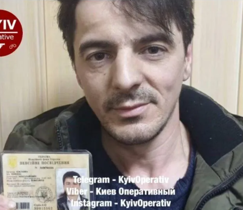 Фото Андрея Мацевко с поддельным пенсионным удостоверением Фото Андрея Мацевко с поддельным пенсионным удостоверением