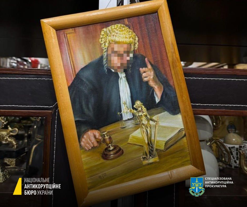 В кабинете судьи нашли картины в стиле экс-генпрокурора Виктора Пшонки В кабинете судьи нашли картины в стиле экс-генпрокурора Виктора Пшонки