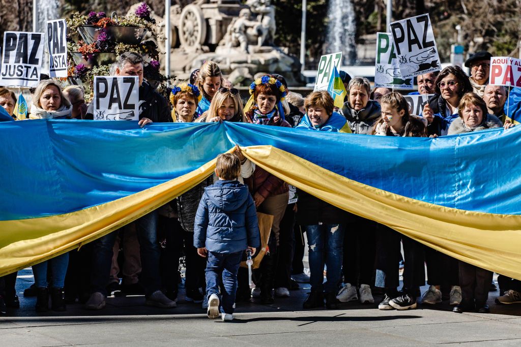 Саме суспільство створило той прецедент, якій дозволив дати відсіч росії. Загроза втратити державу здатна мобілізувати народ. Фото: Getty Images Саме суспільство створило той прецедент, якій дозволив дати відсіч росії. Загроза втратити державу здатна мобілізувати народ. Фото: Getty Images
