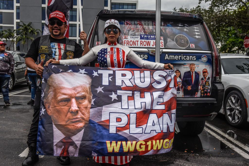 Адепты Q-Anon убеждены, что Трамп призван их спасти. Фото: Getty Images Адепты Q-Anon убеждены, что Трамп призван их спасти. Фото: Getty Images