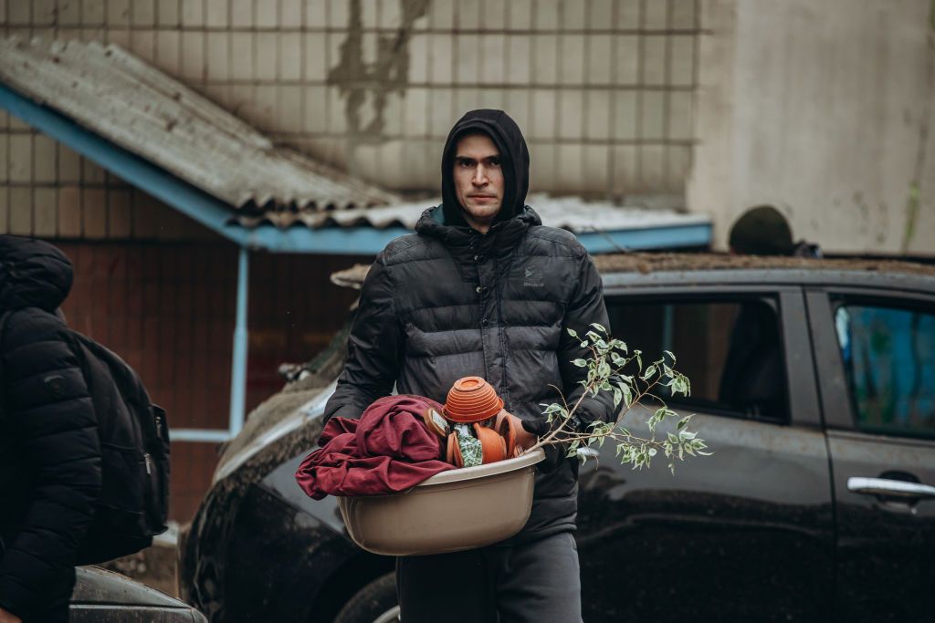 Пострадавший от ракетного удара по пригороду Киева Вишневому: примерно 80% гражданского населения преодолевает стресс и продолжает функционировать без посттравматических расстройств. Фото: gettyimages Пострадавший от ракетного удара по пригороду Киева Вишневому: примерно 80% гражданского населения преодолевает стресс и продолжает функционировать без посттравматических расстройств. Фото: gettyimages