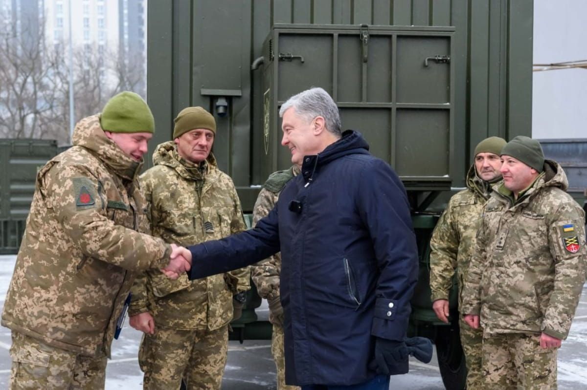 Порошенко вместе с военными Порошенко вместе с военными