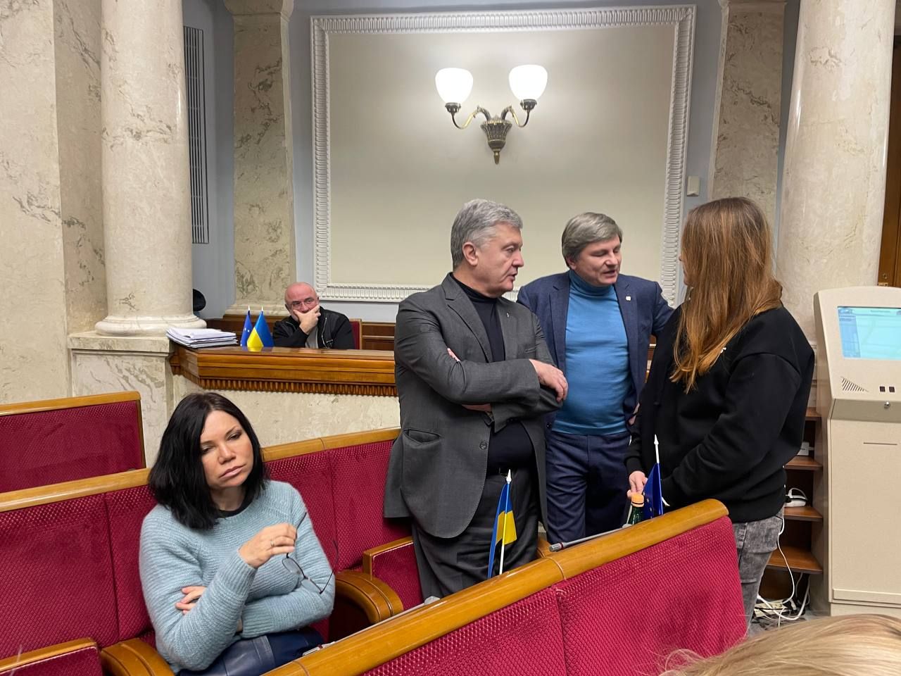 Безуглая что-то решает с Порошенко и Герасимовым Безуглая что-то решает с Порошенко и Герасимовым