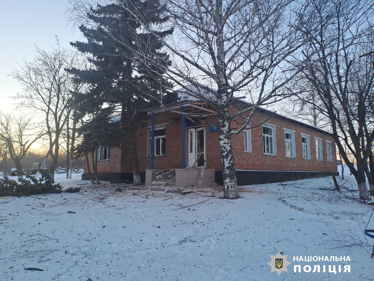 Росіяни скинули авіабомбу на Харківщину: 10-річному хлопчику відірвало ногу, є жертви – фото 1