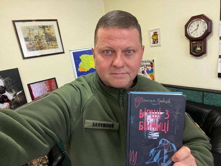 Залужный позирует с книгой Кривцова Залужный позирует с книгой Кривцова