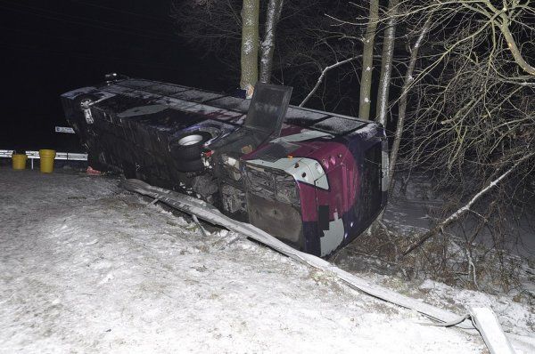 У Вишницях перекинувся автобус з українцями У Вишницях перекинувся автобус з українцями