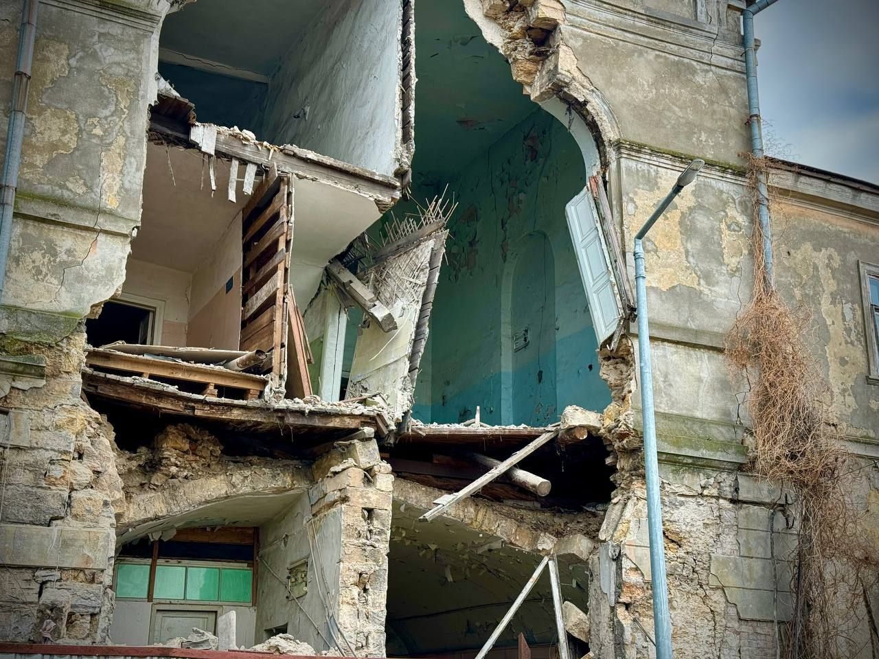 Последствия обрушения стены Последствия обрушения стены
