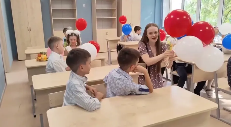 "Мариупольская роженица" раздает красно-синие шарики в оккупированном Мариуполе "Мариупольская роженица" раздает красно-синие шарики в оккупированном Мариуполе