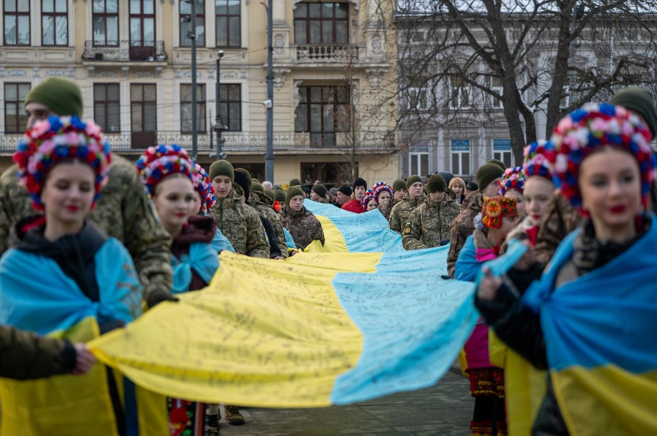 Во Львове развернули самый большой флаг Украины, который подписал Залужный - фото 2