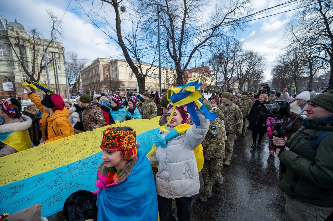 Во Львове развернули самый большой флаг Украины, который подписал Залужный - фото 1