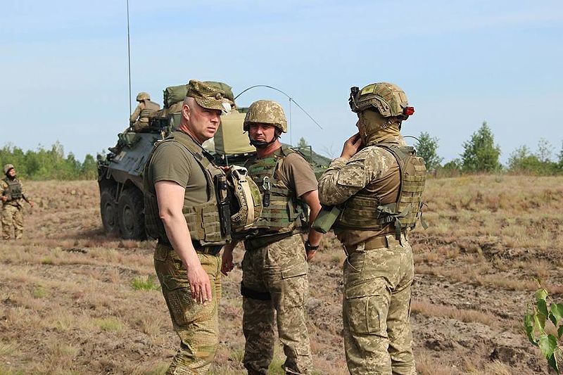 Генерал-лейтенант Михаил Забродский (слева) в 95-й ОДШБр, 2017 год Генерал-лейтенант Михаил Забродский (слева) в 95-й ОДШБр, 2017 год