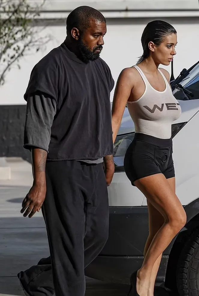 Закохані трималися за руки Закохані трималися за руки