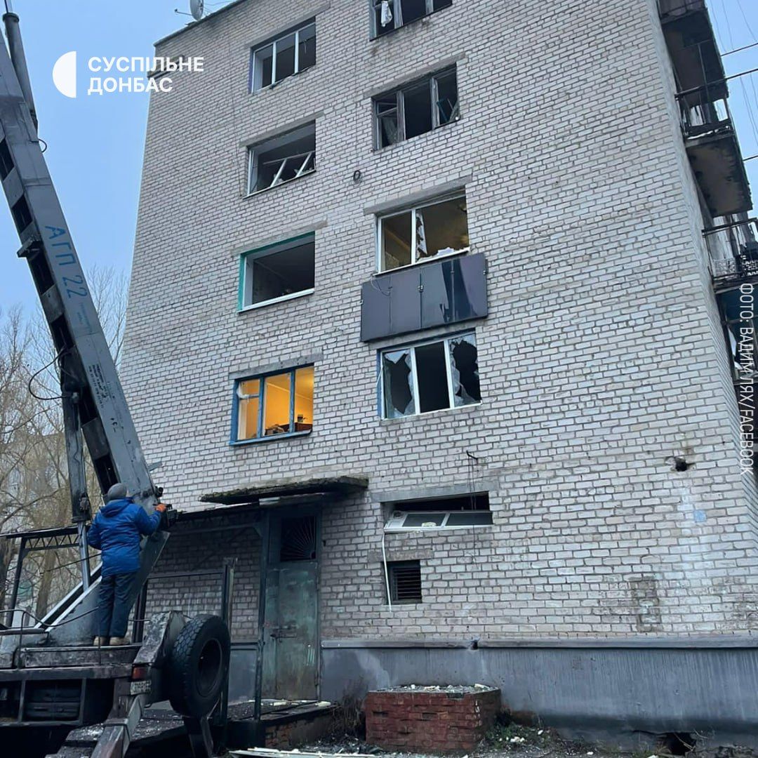 Поврежденный в результате атаки жилой дом в Славянске Поврежденный в результате атаки жилой дом в Славянске