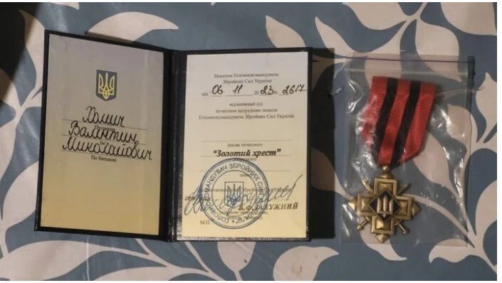 Нагрудним знаком "Золотий хрест" нагороджують осіб рядового і сержантського складу ЗСУ за успішне виконання бойових завдань Нагрудним знаком "Золотий хрест" нагороджують осіб рядового і сержантського складу ЗСУ за успішне виконання бойових завдань