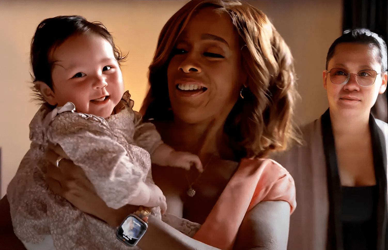 Дівчинка на руках ведучої CBS Mornings Гейл Кінг Дівчинка на руках ведучої CBS Mornings Гейл Кінг