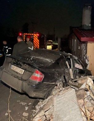 ДТП на Дніпропетровщині: автомобіль влетів у будинок, є постражлдалі - фото 1