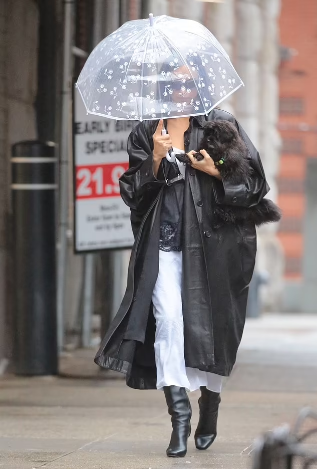 Прогулка с зонтиком дочери Прогулка с зонтиком дочери