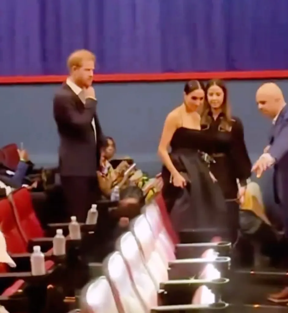 Среди обычных зрителей Среди обычных зрителей